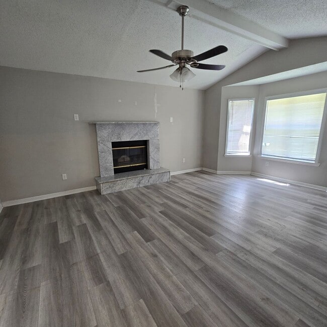 Building Photo - Cozy 3 bedroom, 2 bath located near Fort S...