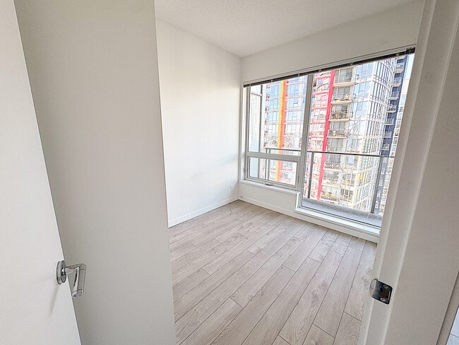 Building Photo - Centre West - 1420