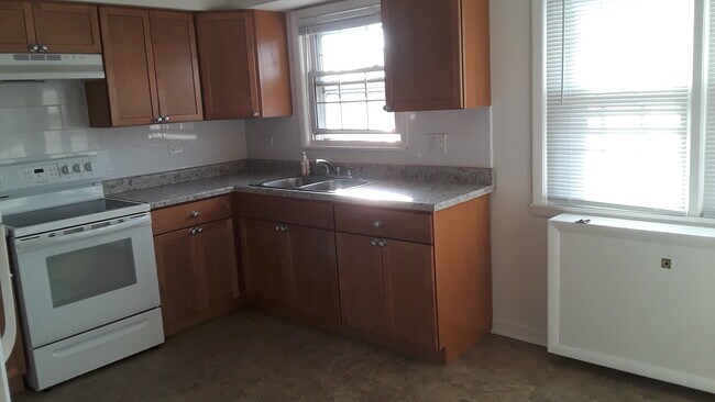 Building Photo - 9460 Maple Dr