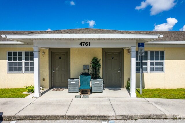 Entrances - 4701 Swanson Loop