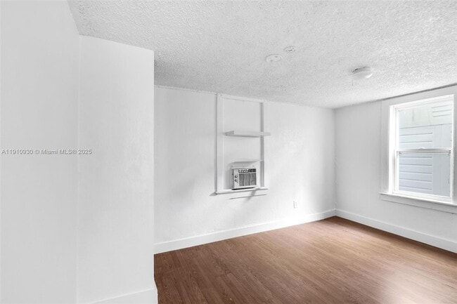 Foto del edificio - 176 NE 50th St