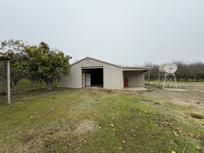 Foto del edificio - 3706 S Tegner Rd