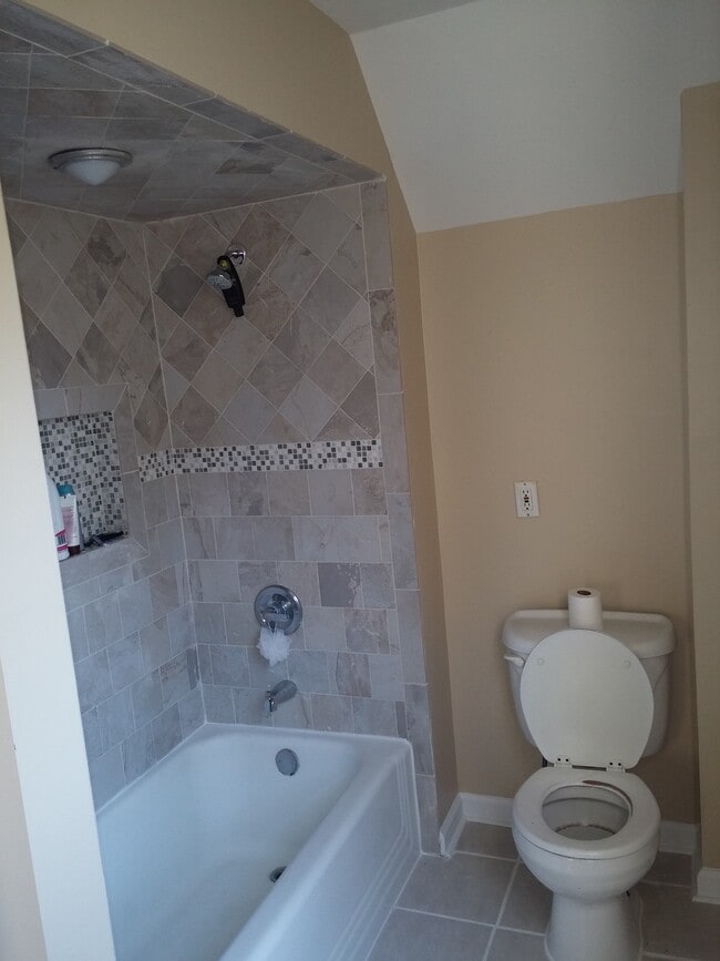 Building Photo - 176 Thompson Ave