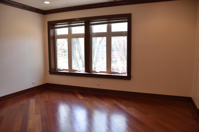 Building Photo - 5131 S Kimbark Ave