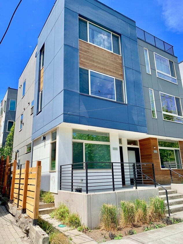 Foto principal - Modern 3 Bedroom In Capital Hill Available...