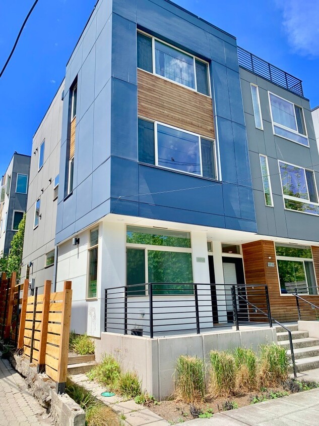 Primary Photo - Modern 3 Bedroom In Capitol Hill Available...