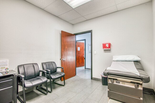 Foto del edificio - Move-in ready professional office space fo...