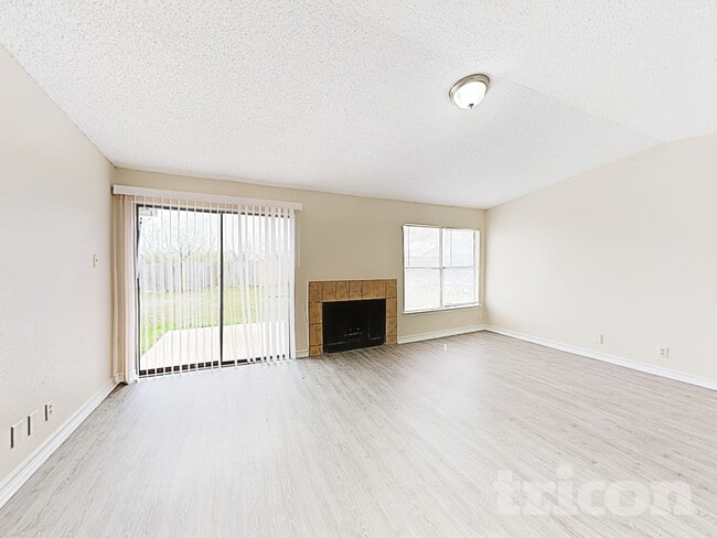 Foto del edificio - 10526 Kinderhook Dr