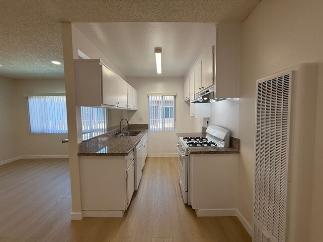 Foto del edificio - 5461 Kester Ave