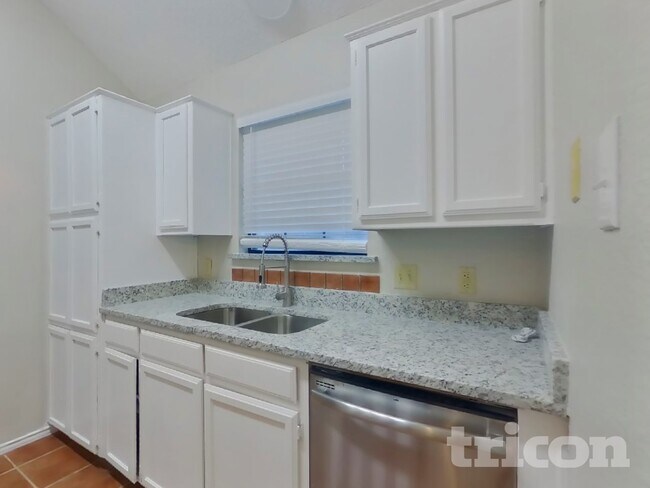 Foto del edificio - 1027 Brittany Dr