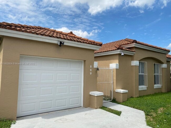 Foto del edificio - 880 NW 123rd Ct