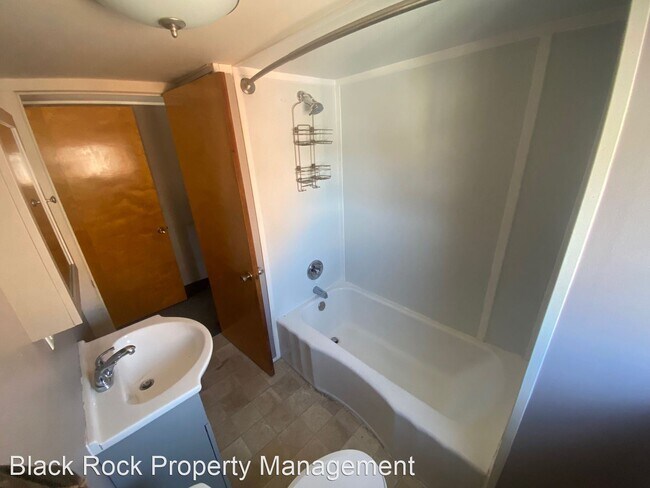 Building Photo - 3 br, 1 bath House - 324 E Abbott St