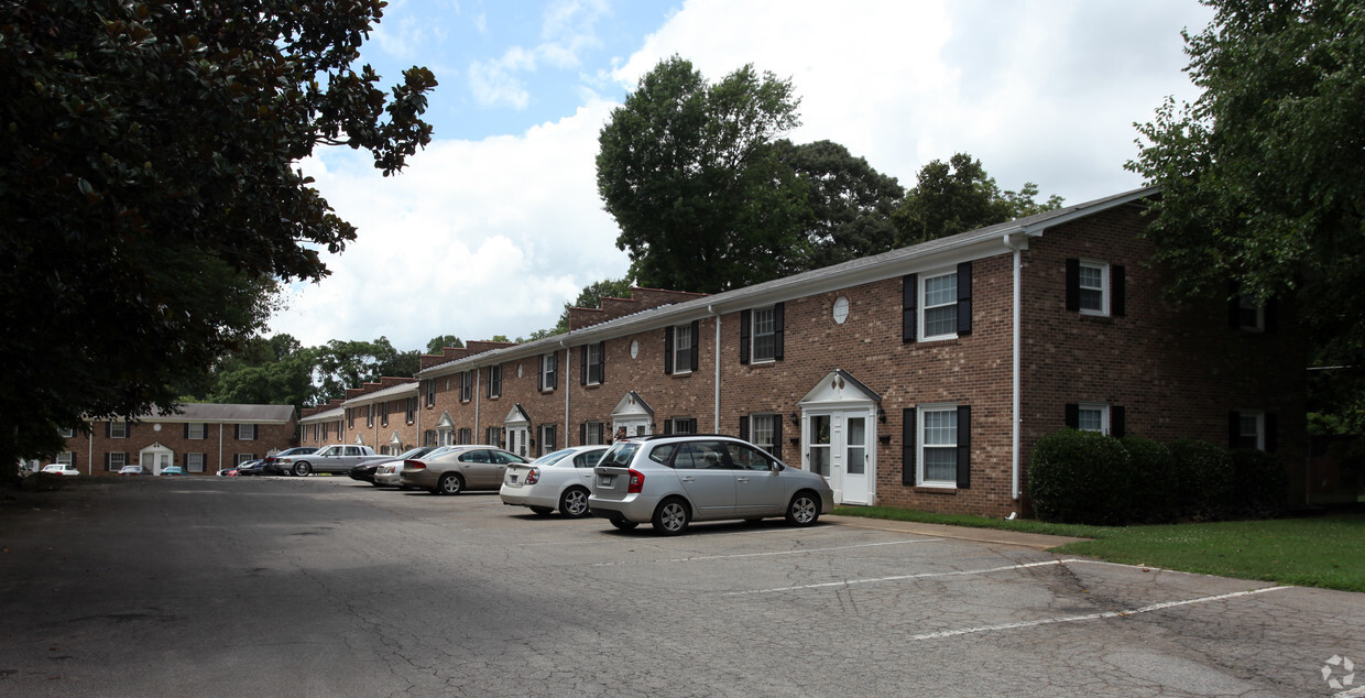 Primary Photo - Chatmoss Apartments