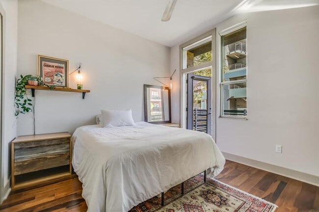 Foto del edificio - 1320 Robert Browning St