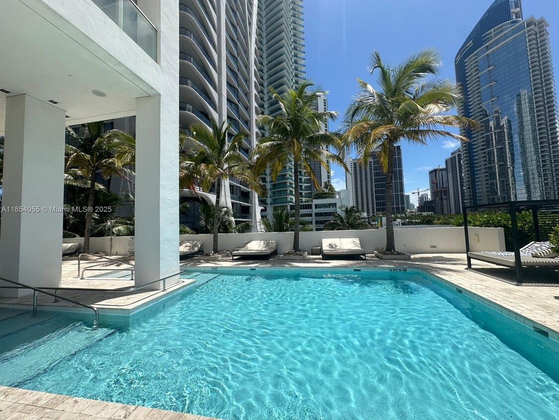 Primary Photo - 1040 Biscayne Blvd