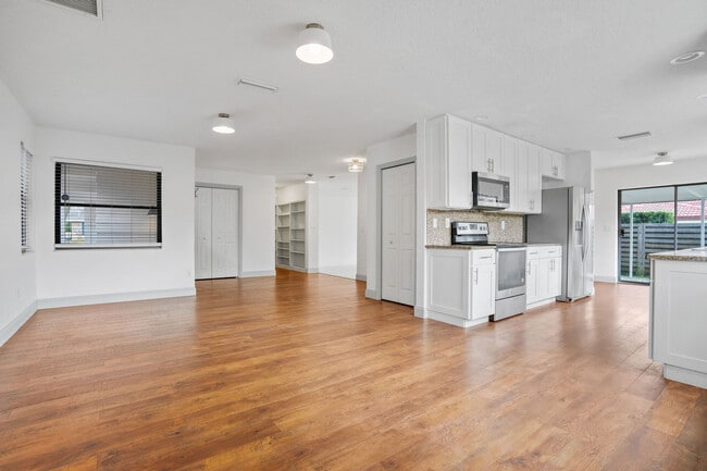 Building Photo - 1001 Willowbranch Ave