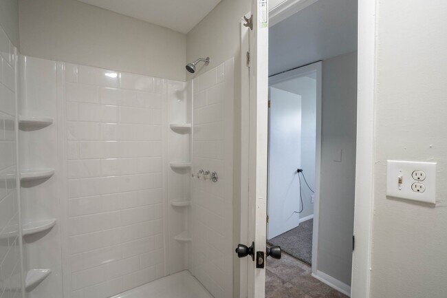 Building Photo - 3 bed/2bath! Fully remodeled! Price drop!