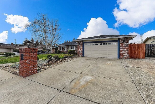 Building Photo - 2331 Robles Dr