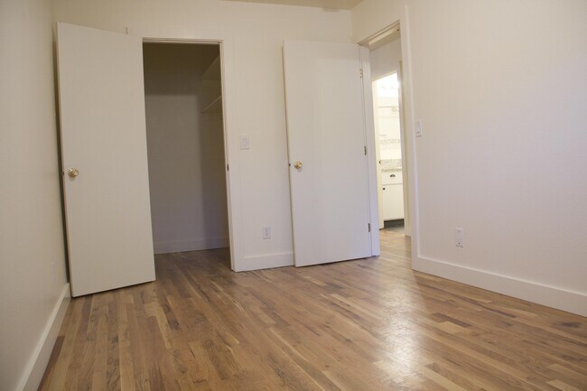 Building Photo - 2123 NE Halsey St