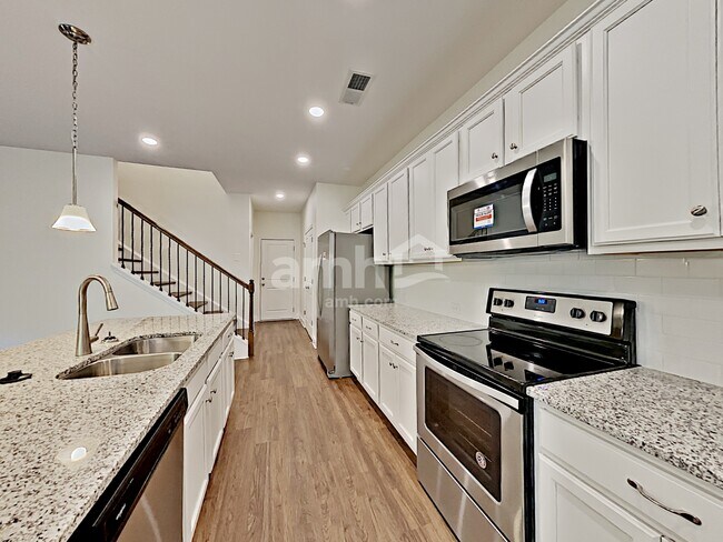 Building Photo - 94 Lindridge Dr NE