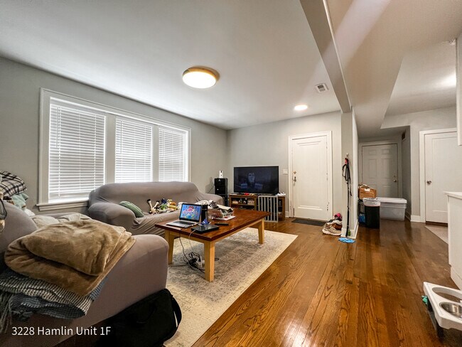 Foto del edificio - 3228 N Hamlin Ave