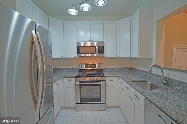 Building Photo - 1708 Lake Shore Crest Dr