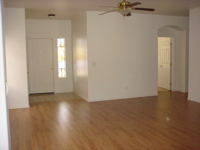 Puerta de entrada y BR#1 - 608 N Robles St