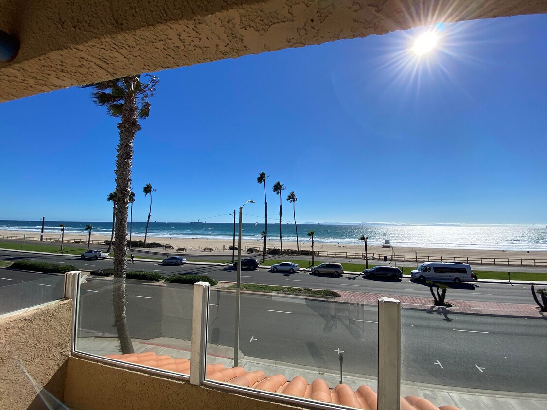 2000 Pacific Coast Hwy Unit 303, Huntington Beach, CA 92648 Condo for