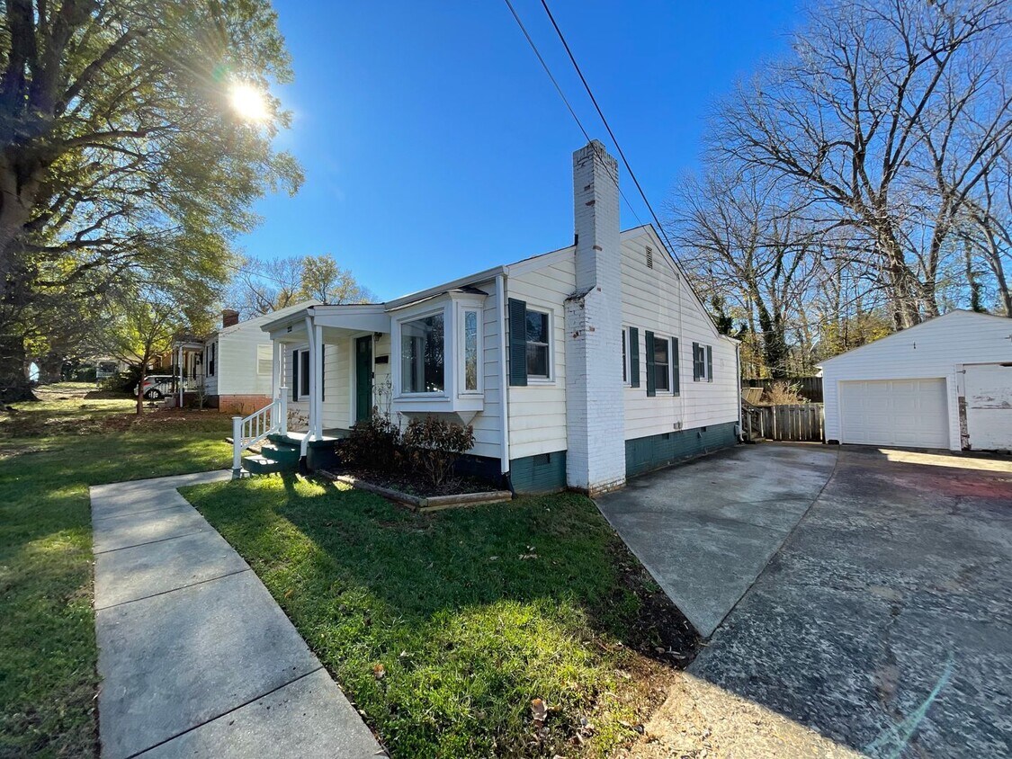 Primary Photo - Spacious 2 bedroom 1 bath home with 1 car ...
