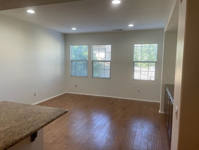 Building Photo - Stunning 3 story 3 bedroom 3 bath townhome
