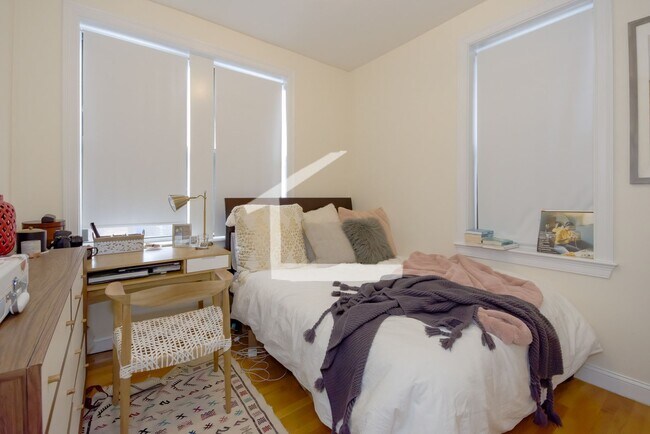 Foto del edificio - Impeccable Commonwealth Ave 2-bed, 1-bath Avail for 9/1!