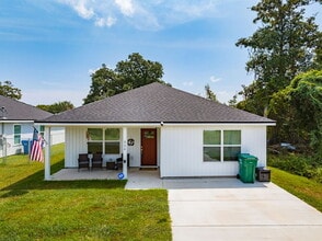 Building Photo - 526 Camellia Ave