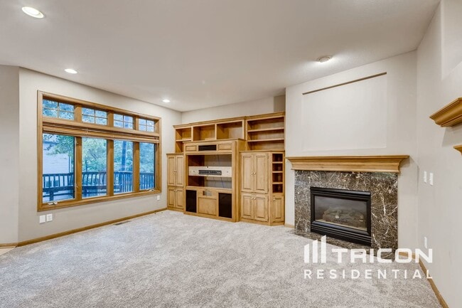 Building Photo - 8915 Umbria Pl N