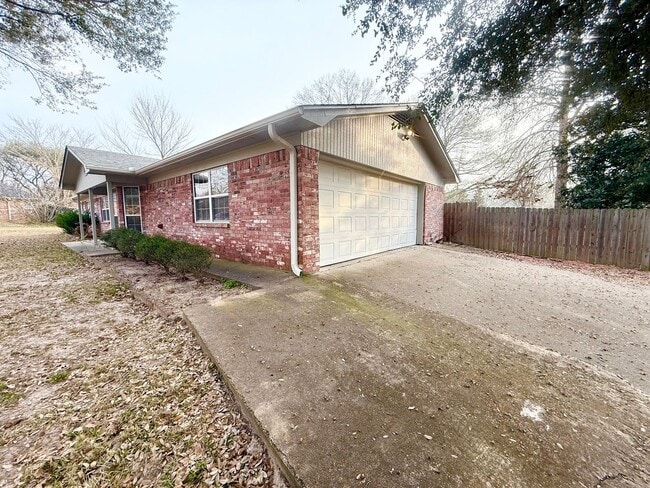 Building Photo - 3 bed/ 2 bath in South Tyler!