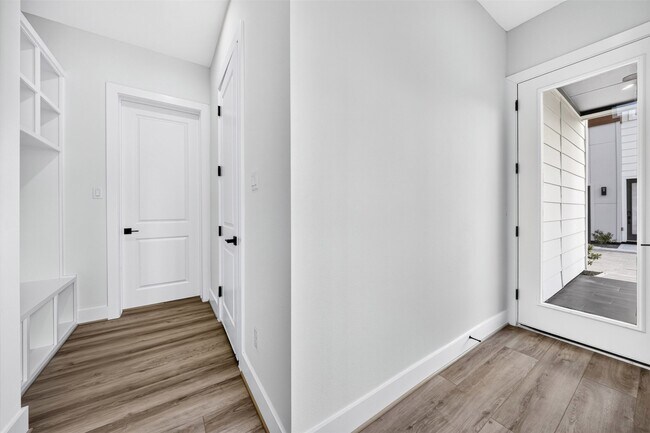 Foto del edificio - 2421 Harrington St