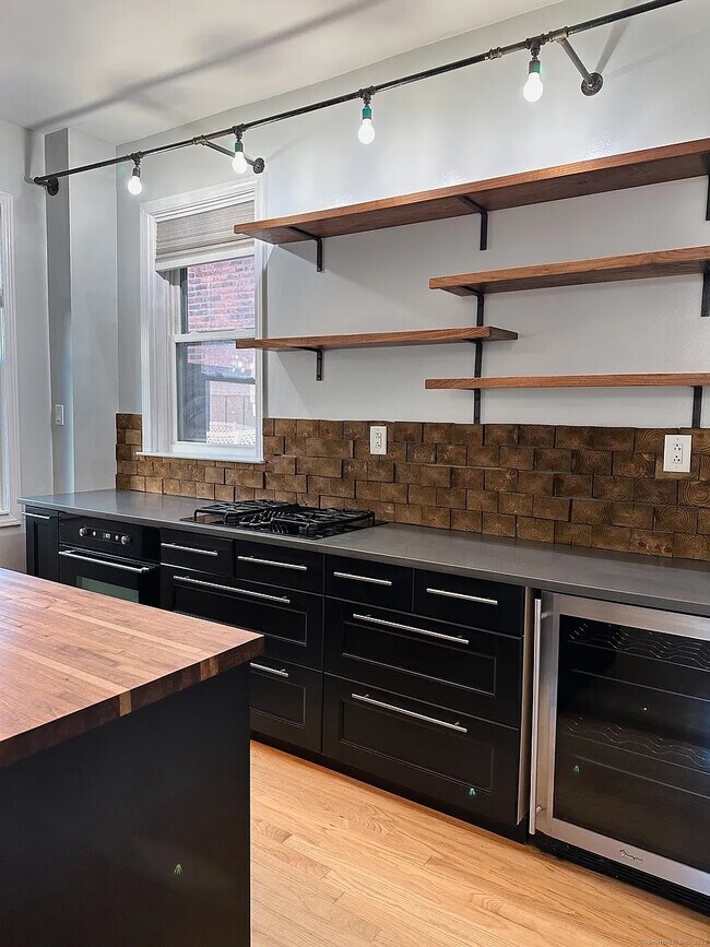 Building Photo - 99 Olive St