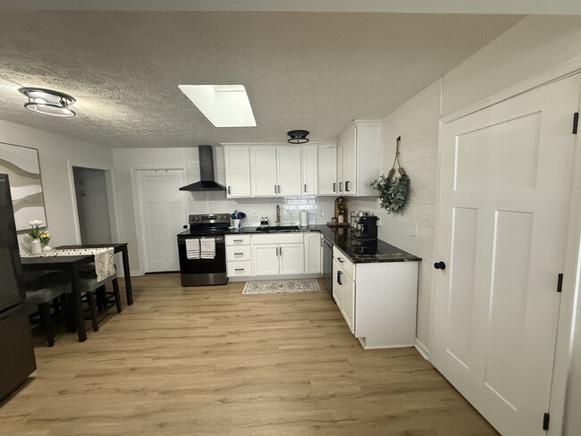 Foto del edificio - Furnished Home in Madison Heights available through October 31, 2026.