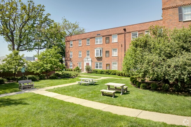 Hillcrest Village - Hillcrest Village Apartments