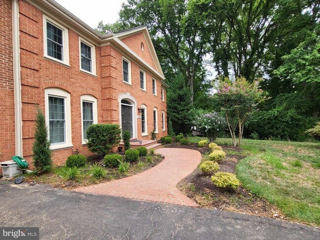 Building Photo - 8424 Holly Leaf Dr