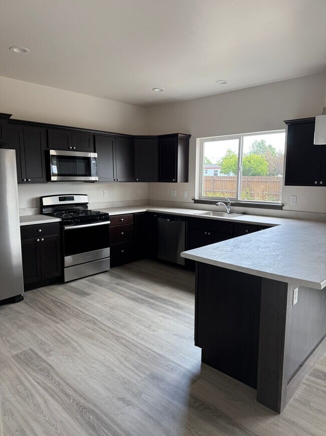 Foto del edificio - Brand New 3 Bed 2.5 Bath with double attac...