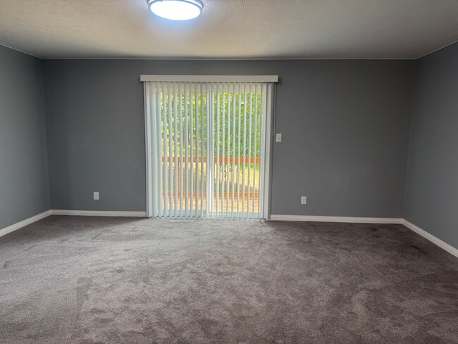 Building Photo - BEAUTIFUL 2 BEDROOM 1.5 BATH SOUTHSIDE PAR...