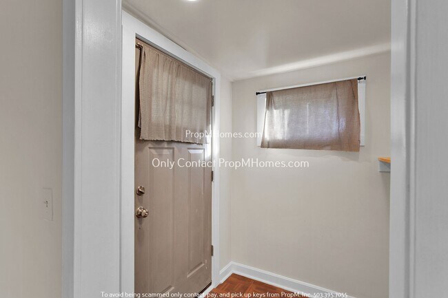 Foto del edificio - Light-Filled Home with Timeless Design Ele...