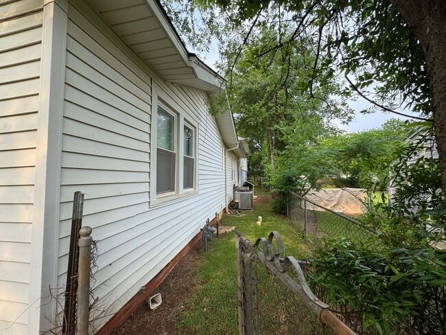 Foto del edificio - 2-bed/1-bath Downstairs unit!