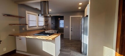 Building Photo - 701 Hawthorne Ave E