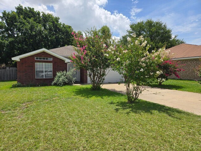 Foto del edificio - NEW IN MANAGEMENT - AVAILABLE NOW!