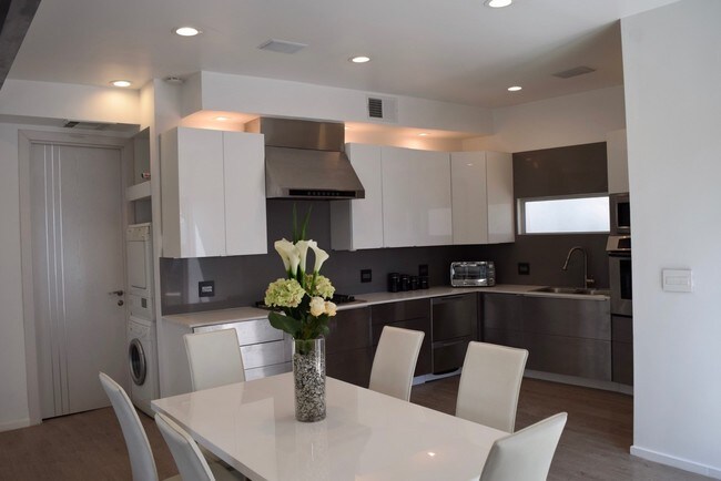 Foto del edificio - 3001 Benedict Canyon Dr
