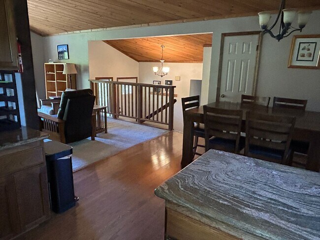 Foto del edificio - Rare short term lease with this 3/2 in Lake of the PInes - May or June-October