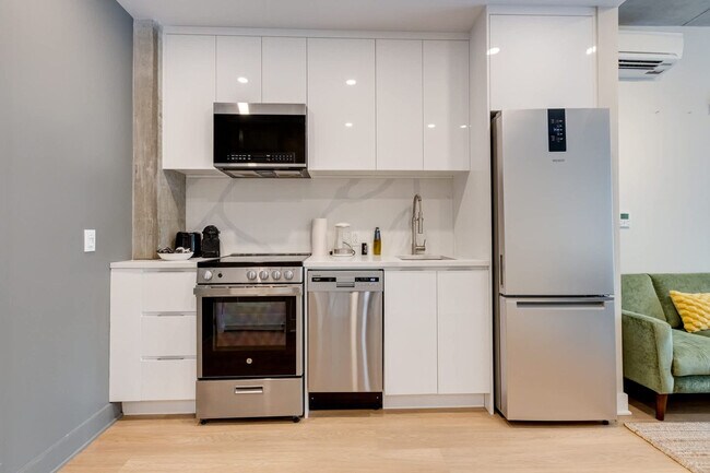 Building Photo - 742 Rue William