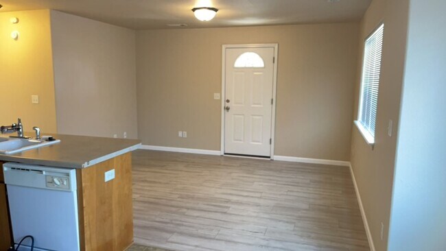 Foto del edificio - Clean and Updated 2 Bed, 2 Bath Upstairs Apartment in East Medford