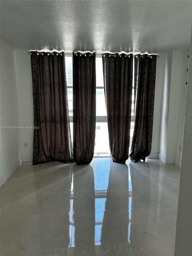 Foto del edificio - 500 NE 29th St